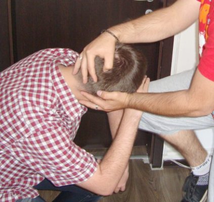 Doi tineri au furat un telefon mobil, lovind victima cu un corp dur
